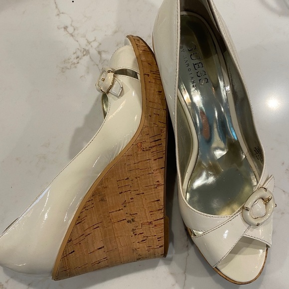 Guess Shoes Wedges Patent White Cream Cork Heel Preppy Summer Size 7.5 - Picture 2 of 5